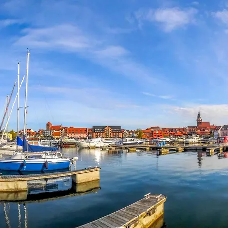 Blaue Kombuese Altstadt Im Fischerhaus * فارين